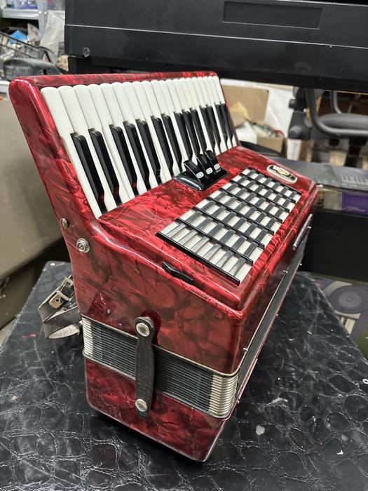Acordeon Weltmeister Stella cu 72 de basi