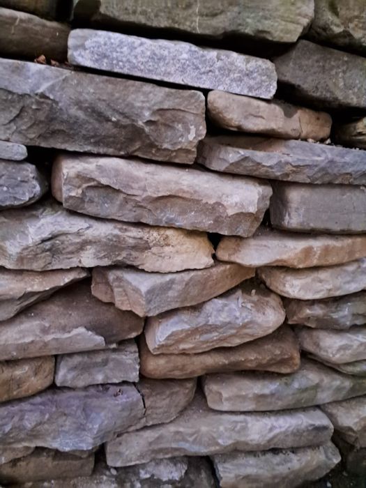 Piatră caldarâm și ziduri