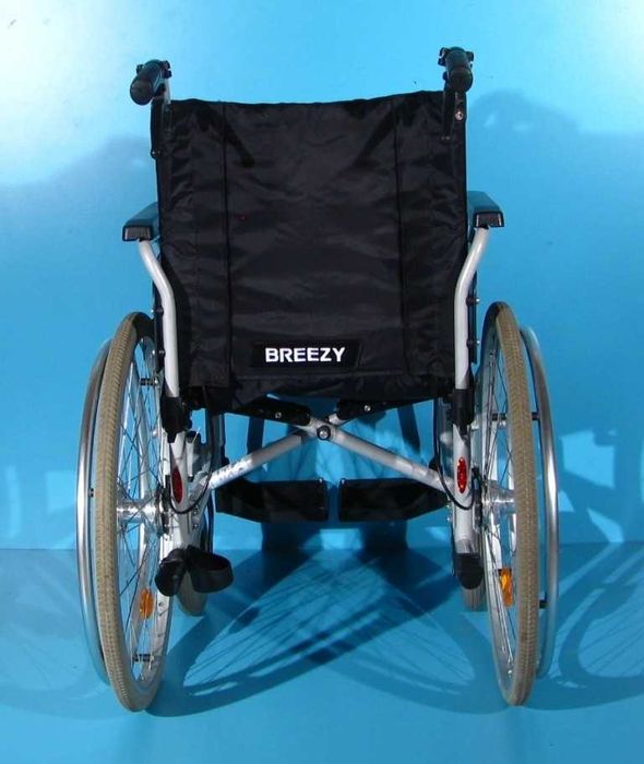 Scaun cu rotile invalizi Breezy - latime sezut 43 cm