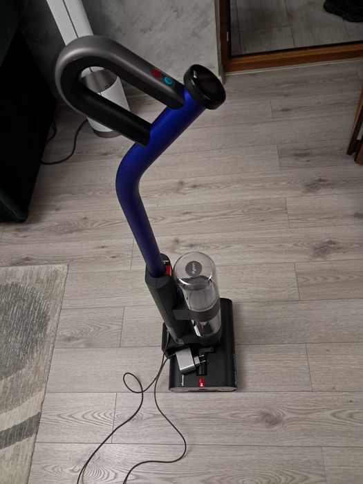 Aspirator vertical fara fir cu spalare Dyson