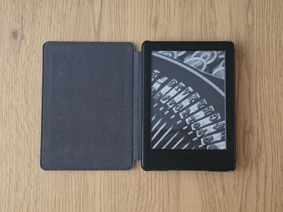 Amazon Kindle 10th Gen (с подсветка) + оригинален калъф, кутия и кабел