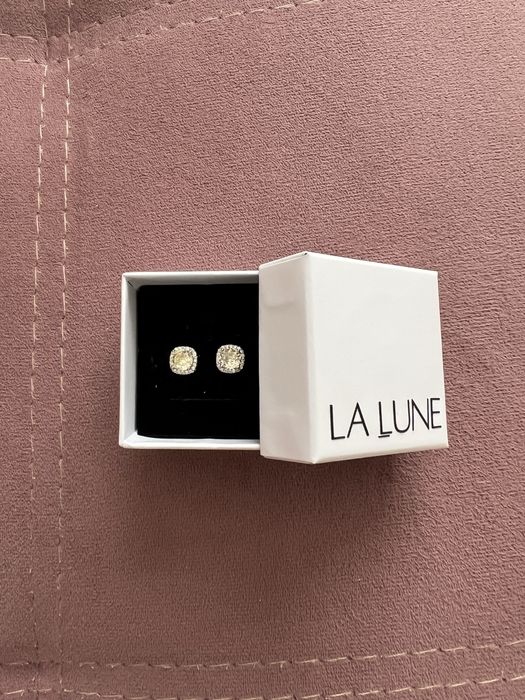 Серьги-пусеты с фианитами.