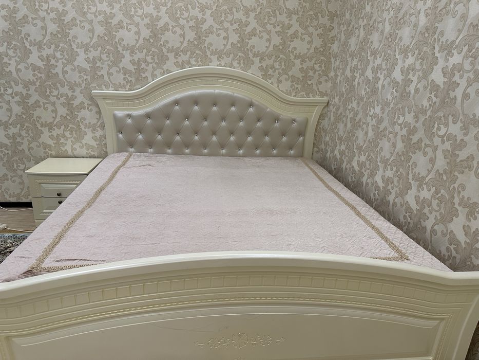 Кровать с комодом с тумбочками