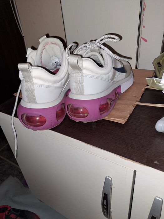 Adidasi dama aproape noi