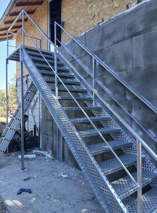 Scari metalice zincate de exterior detalii