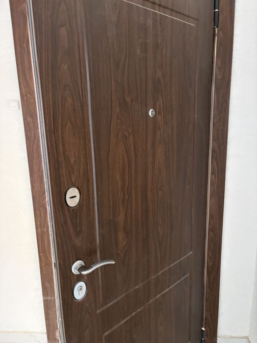 Продам входную дверь