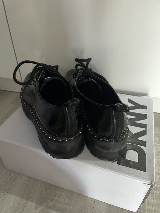 Дамски обувки на марката DKNY