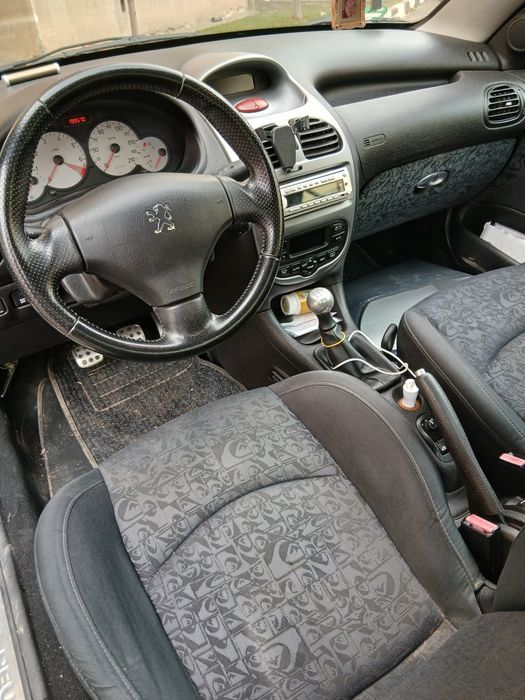 Peugeot 206 cc .