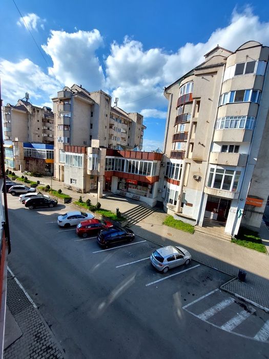 Vând apartament 3 camere decomandat etaj 2, ultracentral, Campia Turzii