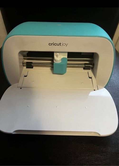 Vând Cricut Joy aproape nou