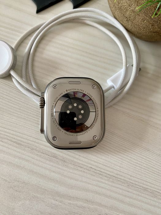 Apple Watch Ultra 2 Gps + LTE 49mm Titanium & Ceramic Case