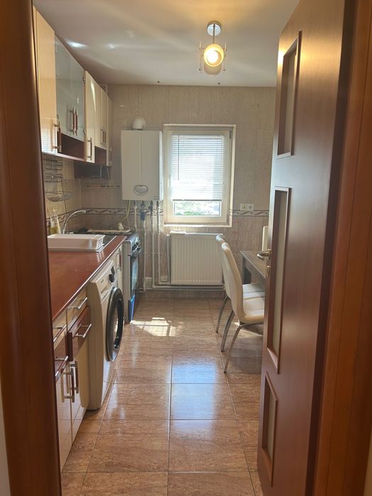 De vanzare - Apartament spatios cu 4 camere in Alexandria