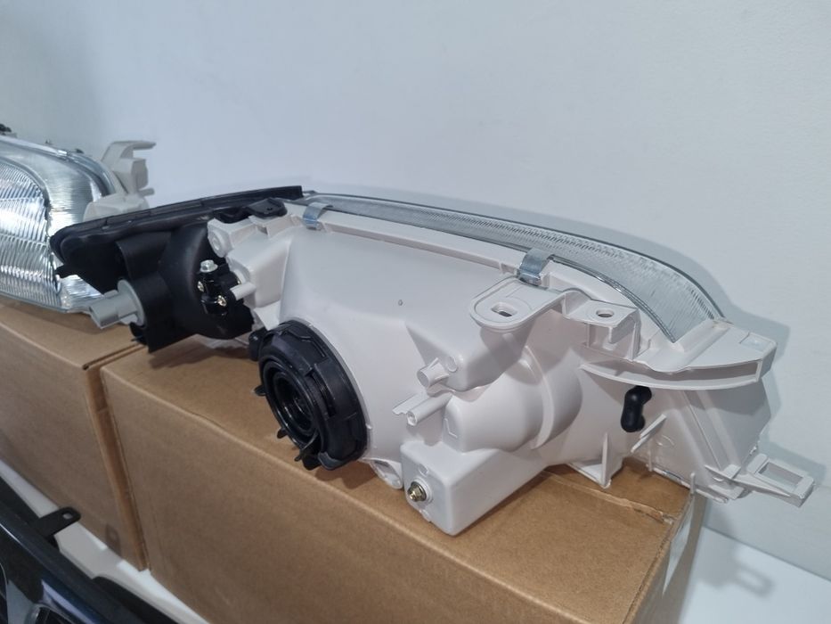 Тойота Карина Е фара