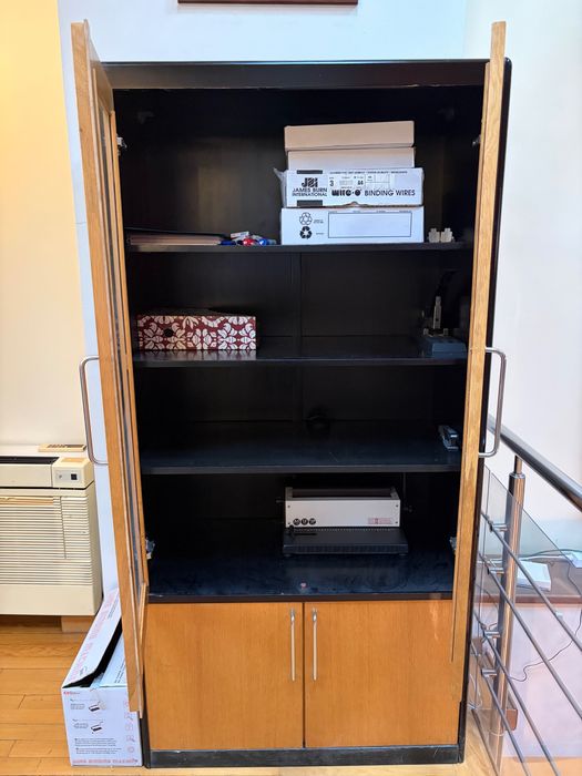 Bibliotecă maro cu negru Dulap