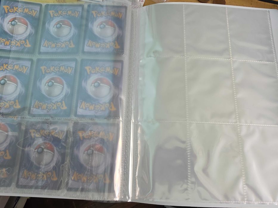 Голяма колекция Pokemon карти с албум за тях