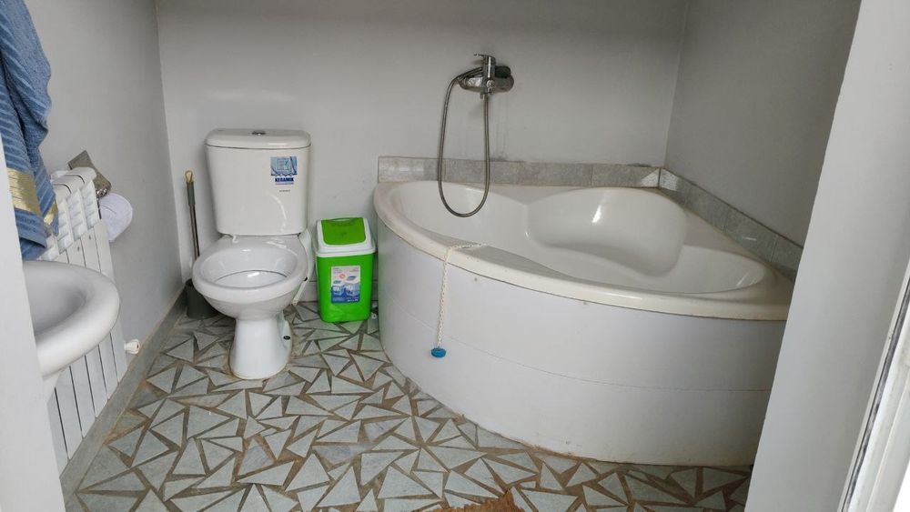 Ховли уй жихозлари билан сотилади