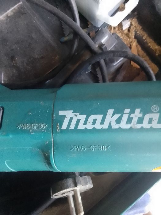 Vând ferestrău de mână machita,pendular