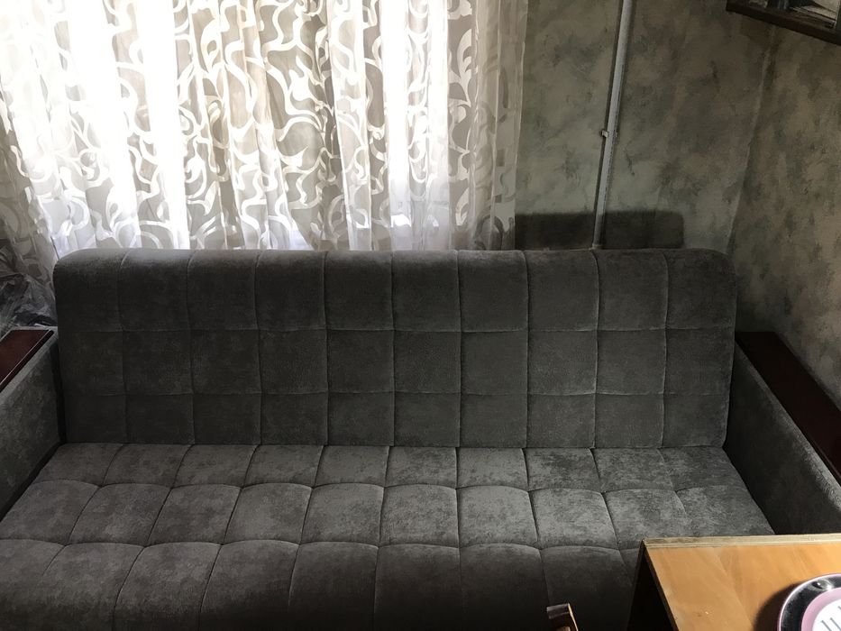 Диван и два кресла.