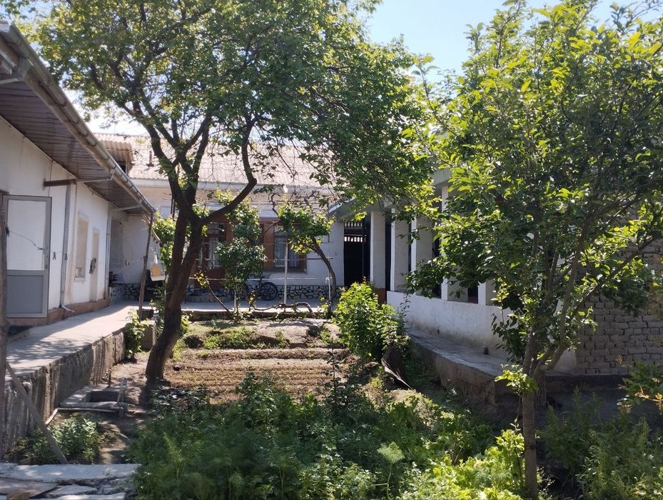 Uy sotiladi srochno yashashga tayyor 8 sotok 8 xona hamma qulayliklar