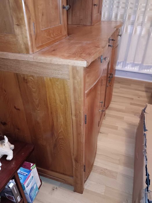 BUFET DIN LEMN DE NUC, vechime 60 de ani, stare perfecta.