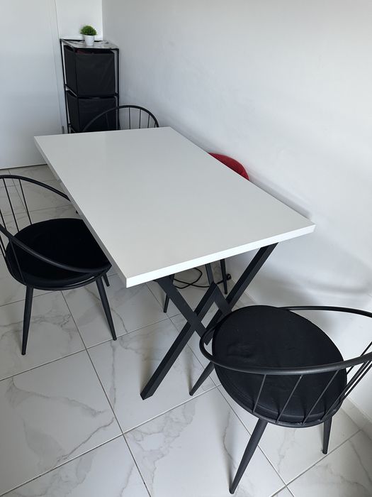 Set deosebit masa + 4 scaune