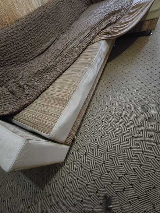 Диван большой с пледом 30000 стоит