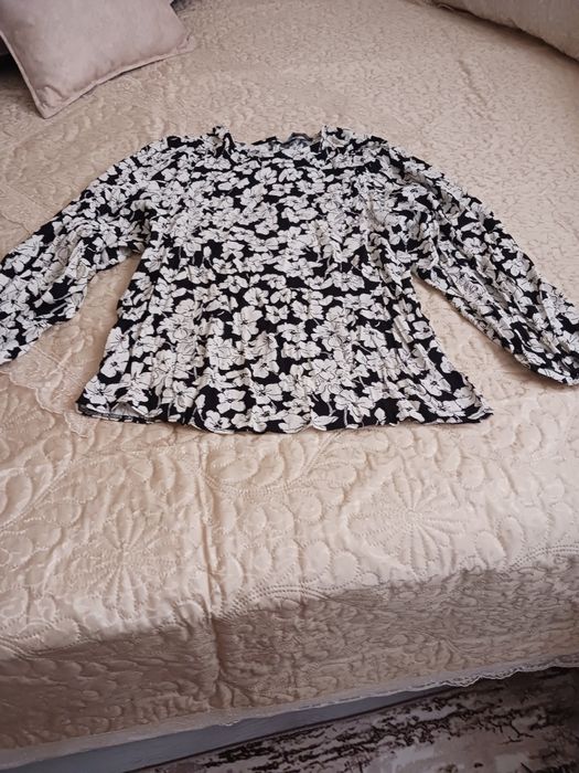 Черна блуза със бели цветя