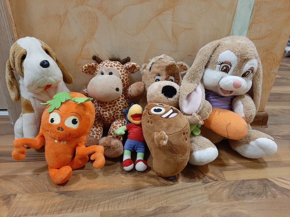 Плюшени играчки и коледна лампа