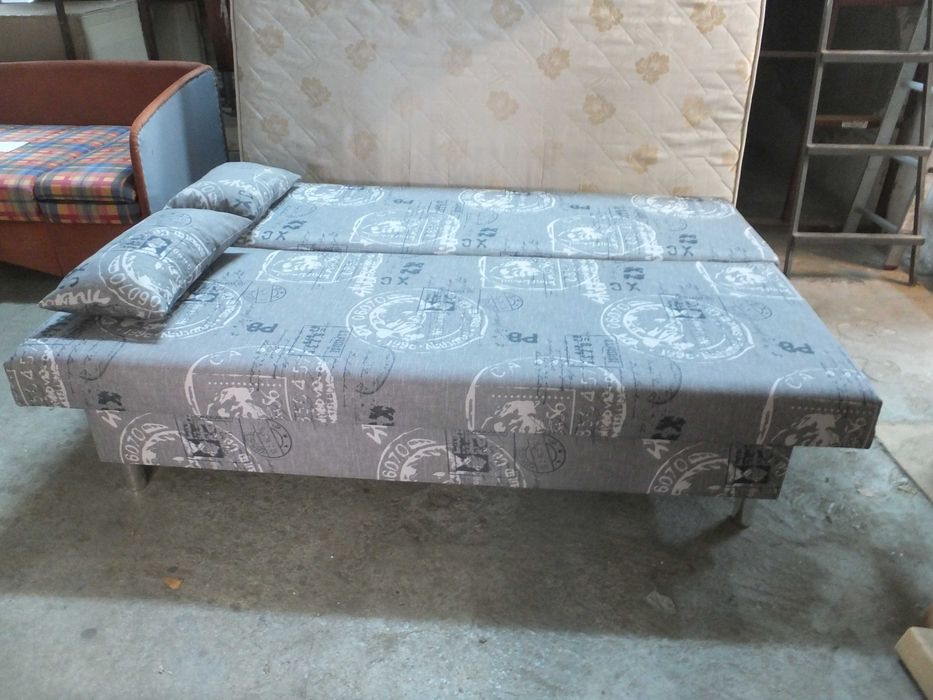 Canapea extensibila practica pentru spatii mici cu lada de depozitare