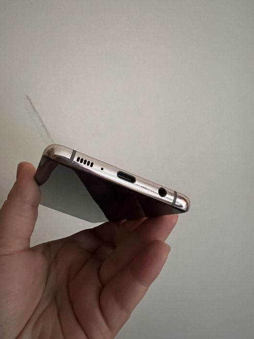 Samsung Galaxy S10+ и станция за безжично зареждане