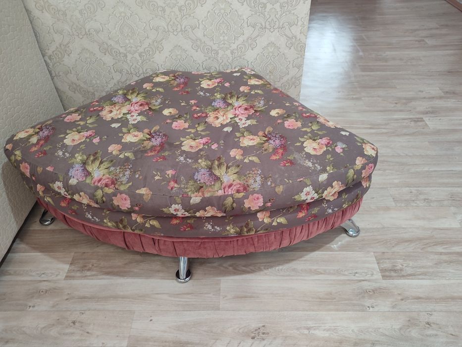 Продам пуфики 2 штуки