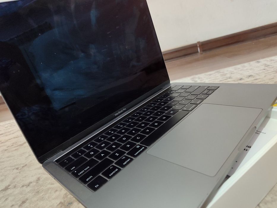 MacBook pro 13-inch / 8GB RAM / 256 SSD / 2018