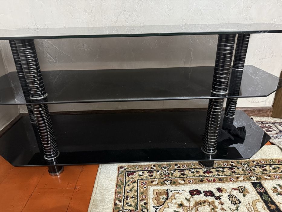 Стеклянная тумба под тв