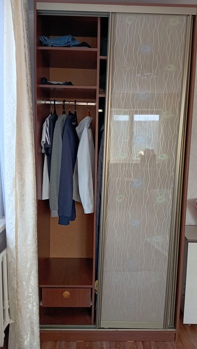 Продам шкаф, комод и 2 тумбочки.