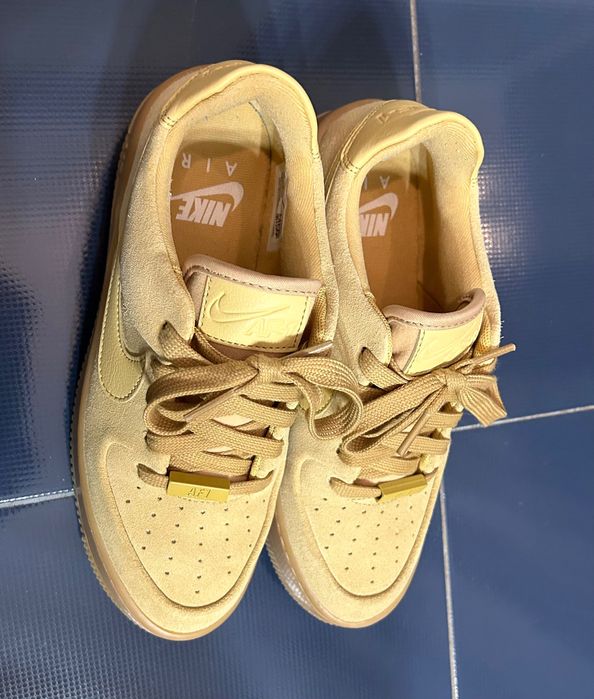 обувки Nike, Adidas и Hoka