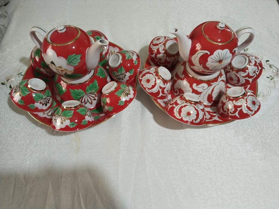 Чайный сервиз красного цвета