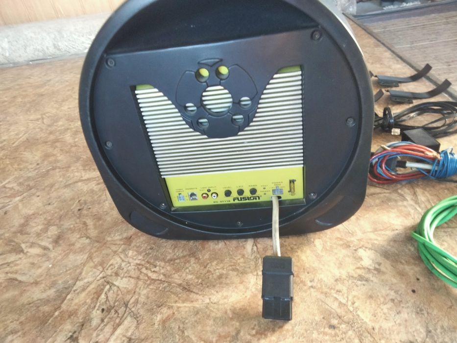 Продается автомобильный саббуфер