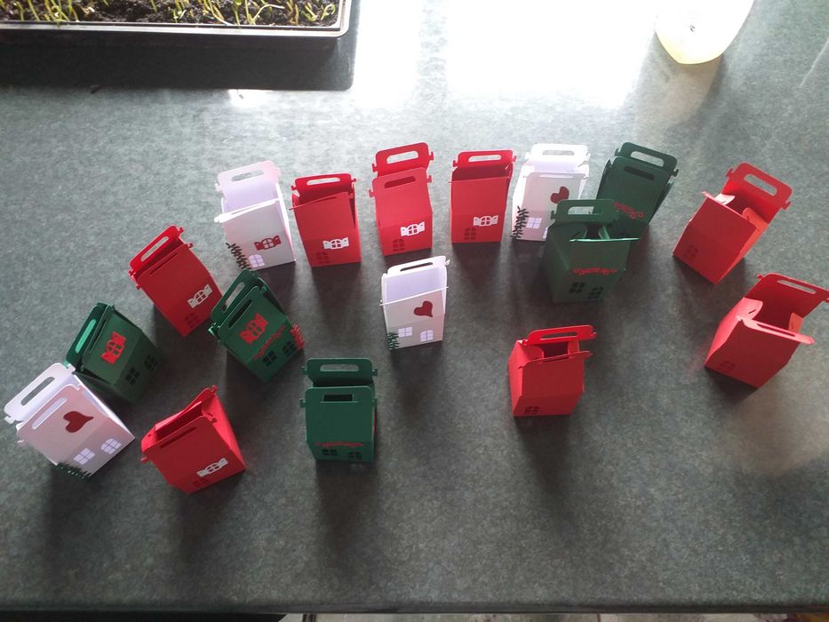 Cutii din carton pentru bomboane si prajituri, pentru nunti  botezuri.