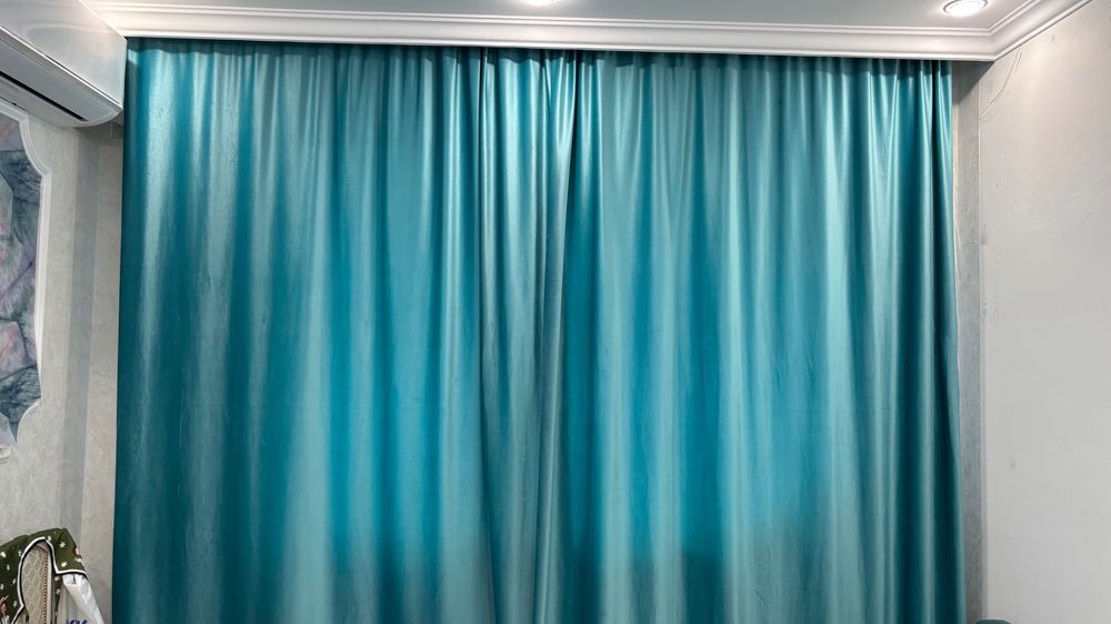 Шторы и диван Новасити