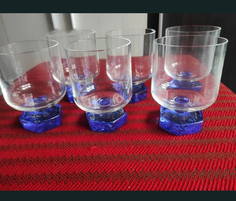 Set de pahare nou nouț în cutie.
Va rog vizualizati si celelalt