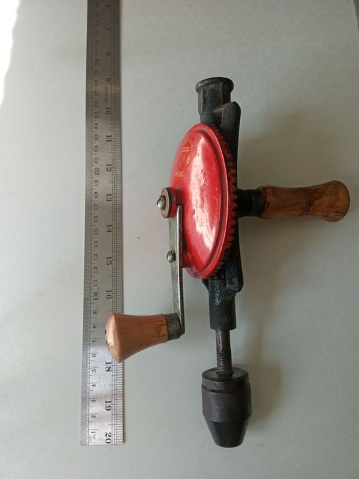 Дрель ручная маленькая.