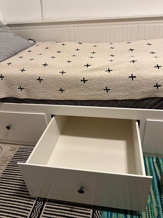 Pat IKEA alb cu sertare – stare foarte bună, spațios și practic