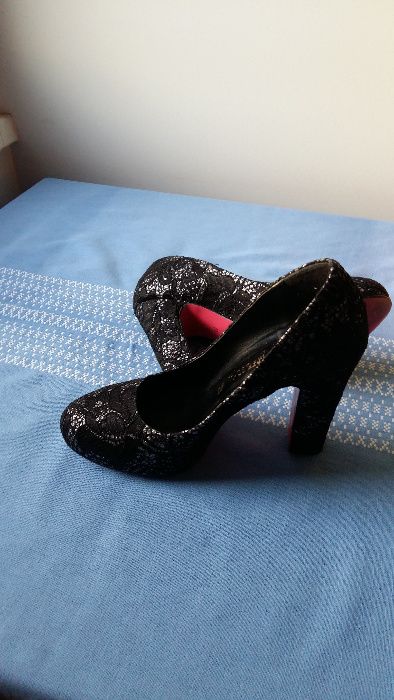Продавам елегантни вечерни обувки