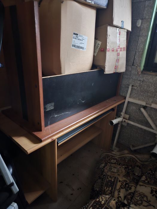 Подарявам офис маси до неделя вечерта