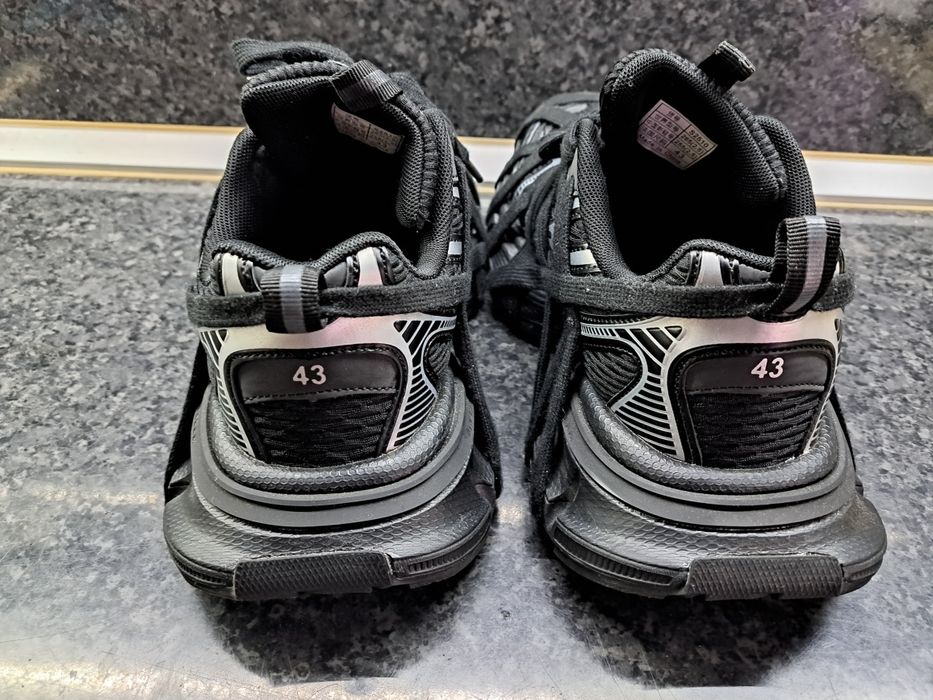 Продавам мъжки чисто нови маратонки  оригинални закупени от Германия.