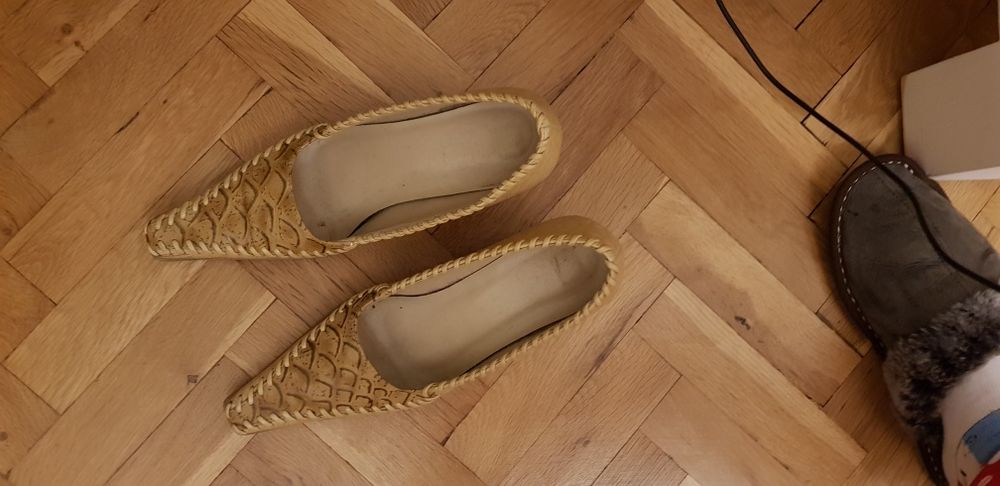 Продавам обувки естествена кожа, бежово с кафяво.