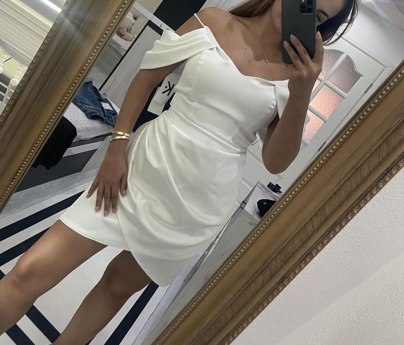 Бяла много нежна рокля