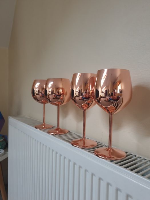 Pahare metal  2 pentru vin 2  pentru gin culoare  auriu rose