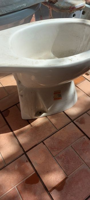 Продается сантехника унитаз чешский, раковина ческая в комплекте ,