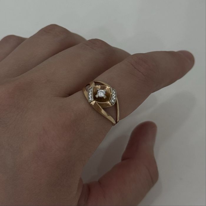 Продам золотое кольцо 585 пробы